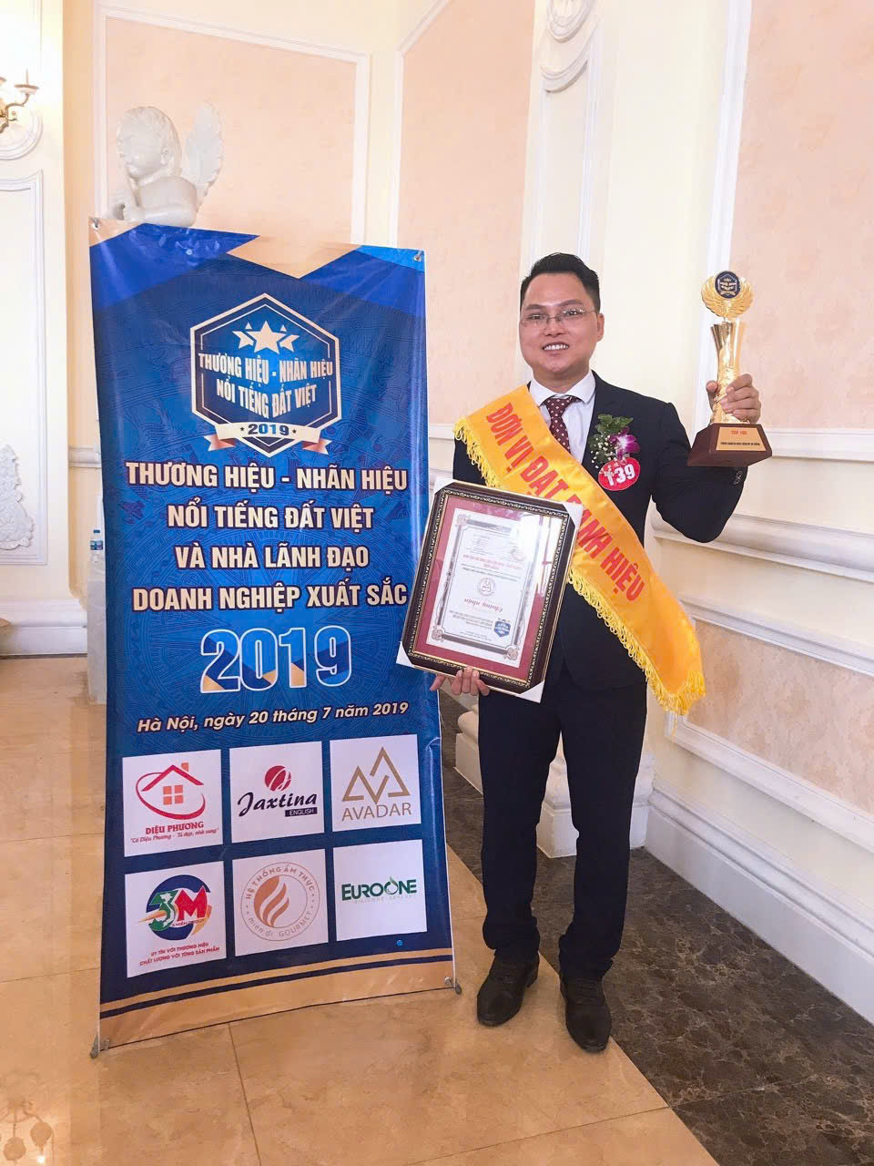 Bác sĩ Nguyễn Văn Cường tại lễ vinh danh thương hiệu năm 2019