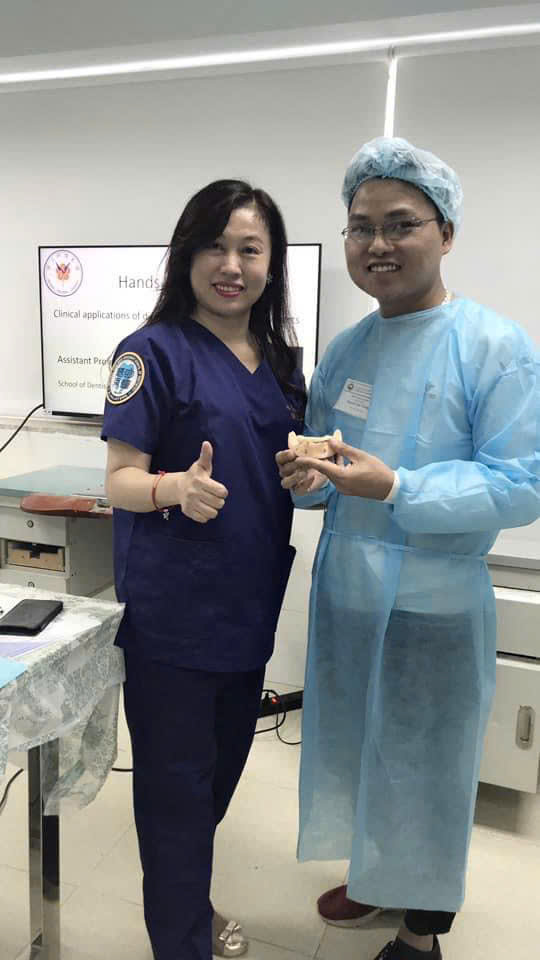 Bác sĩ Nguyễn Văn Cường trong một khóa đào tạo thực hành chuyên sâu về nha khoa