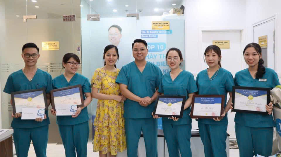 Bác sĩ Nguyễn Văn Cường cùng đội ngũ y bác sĩ tại phòng khám DC International Dental