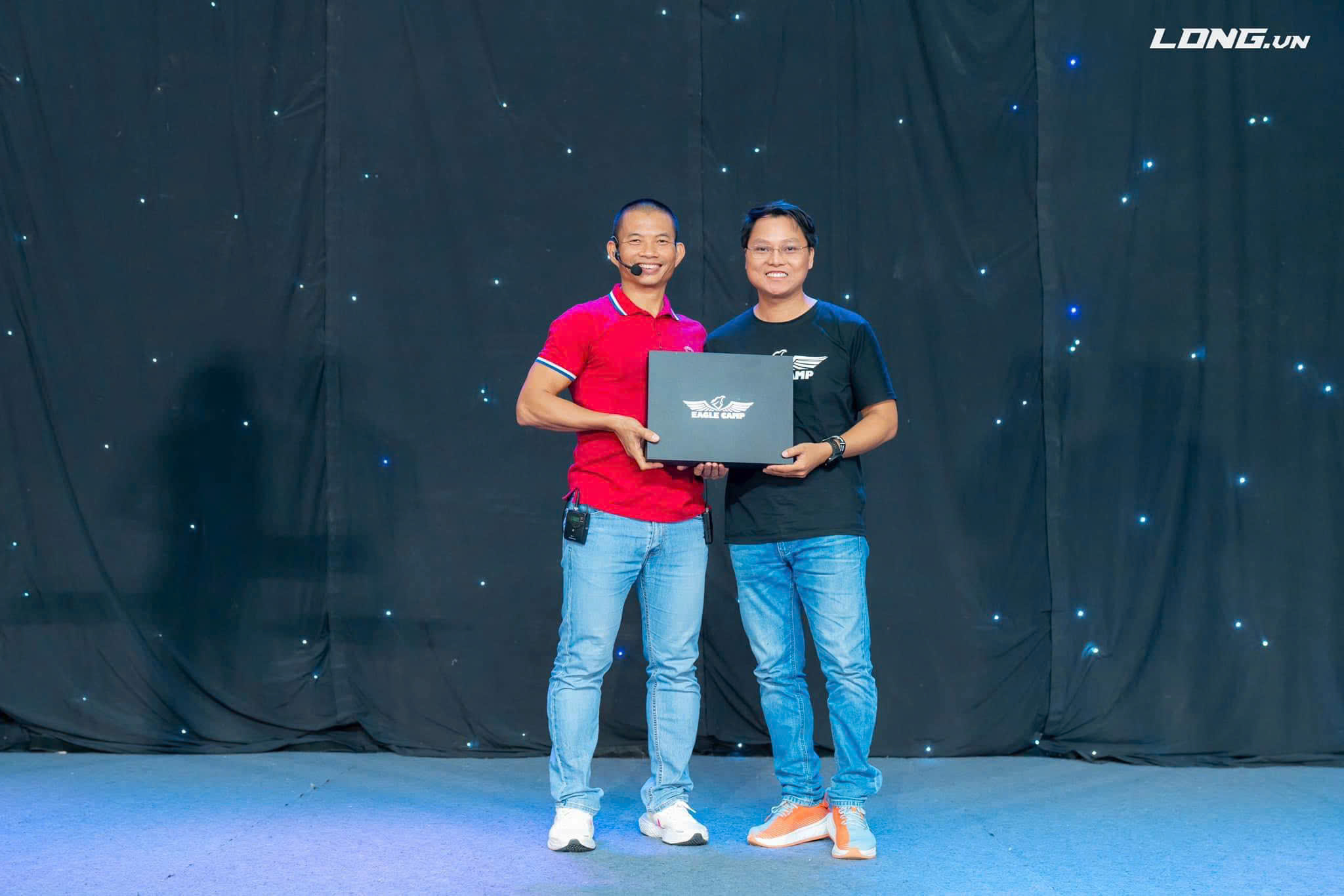 Bác sĩ Nguyễn Văn Cường nhận quà từ thầy Phạm Thành Long tại chương trình Eagle Camp
