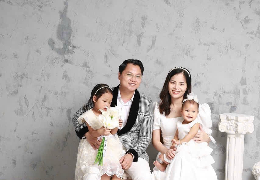 Bác sĩ Nguyễn Văn Cường bên vợ và hai con gái