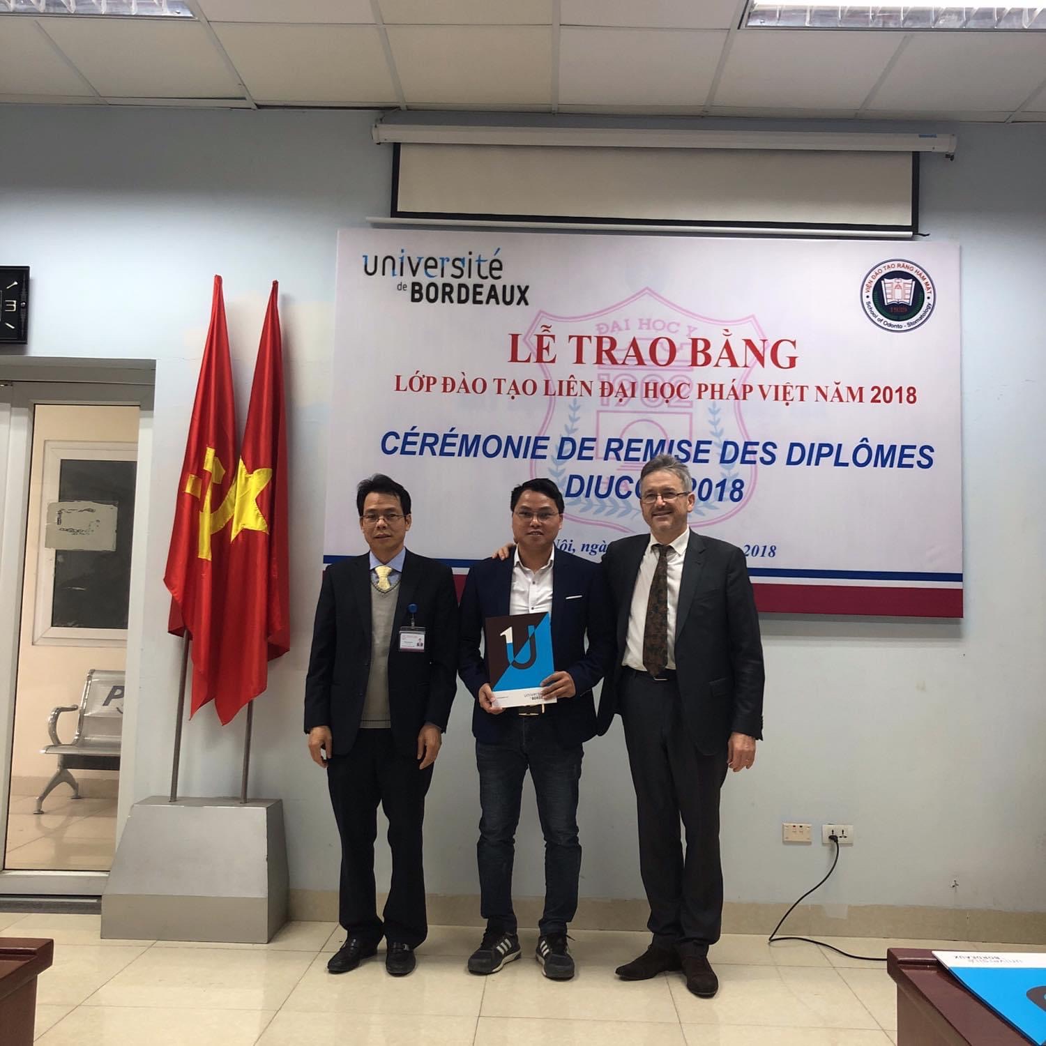 Bác sĩ Nguyễn Văn Cường nhận bằng tại lễ trao bằng lớp đào tạo liên đại học Pháp – Việt năm 2018