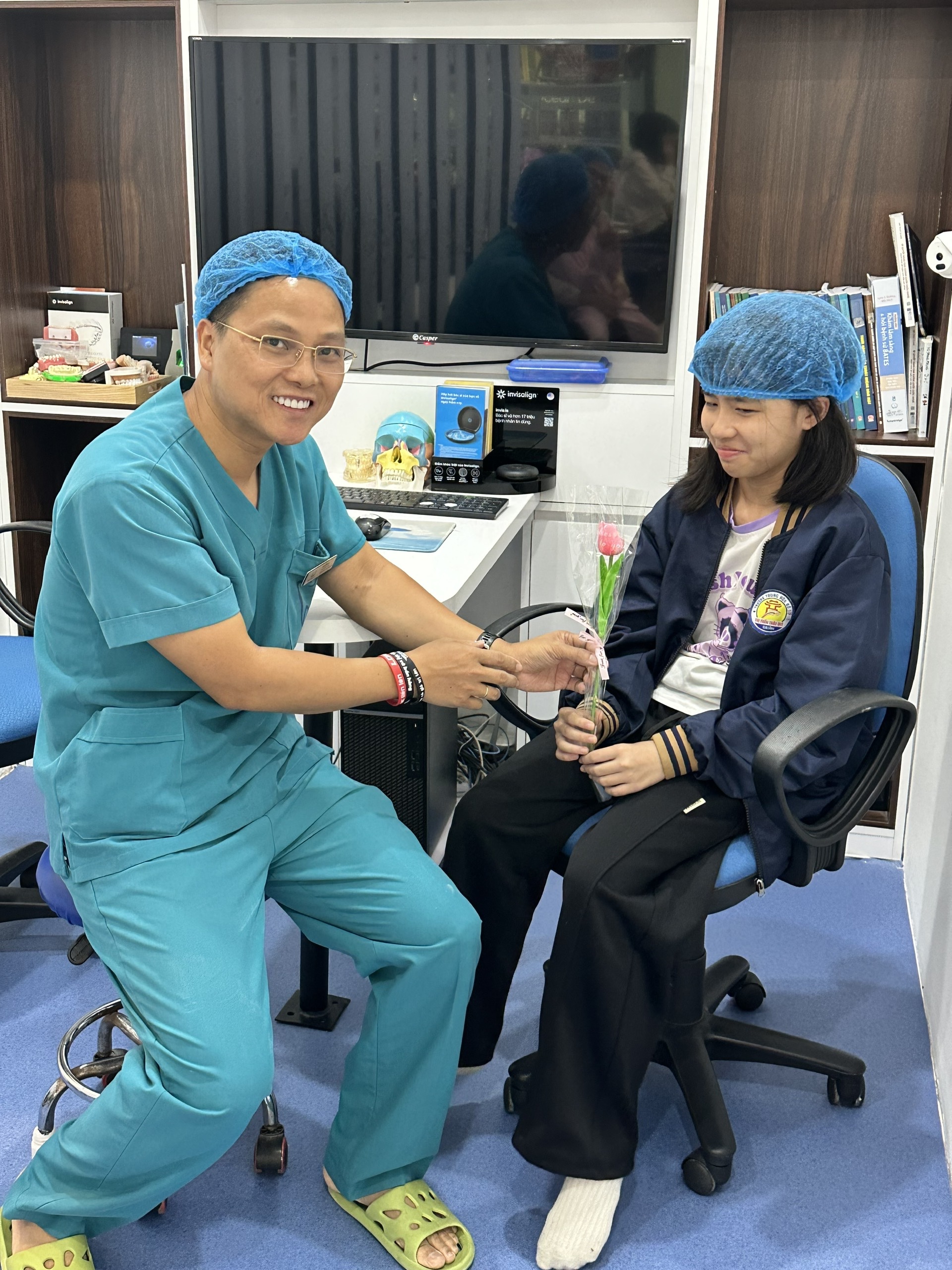 Bác sĩ Nguyễn Văn Cường tặng hoa động viên bệnh nhân nhỏ tuổi tại phòng khám