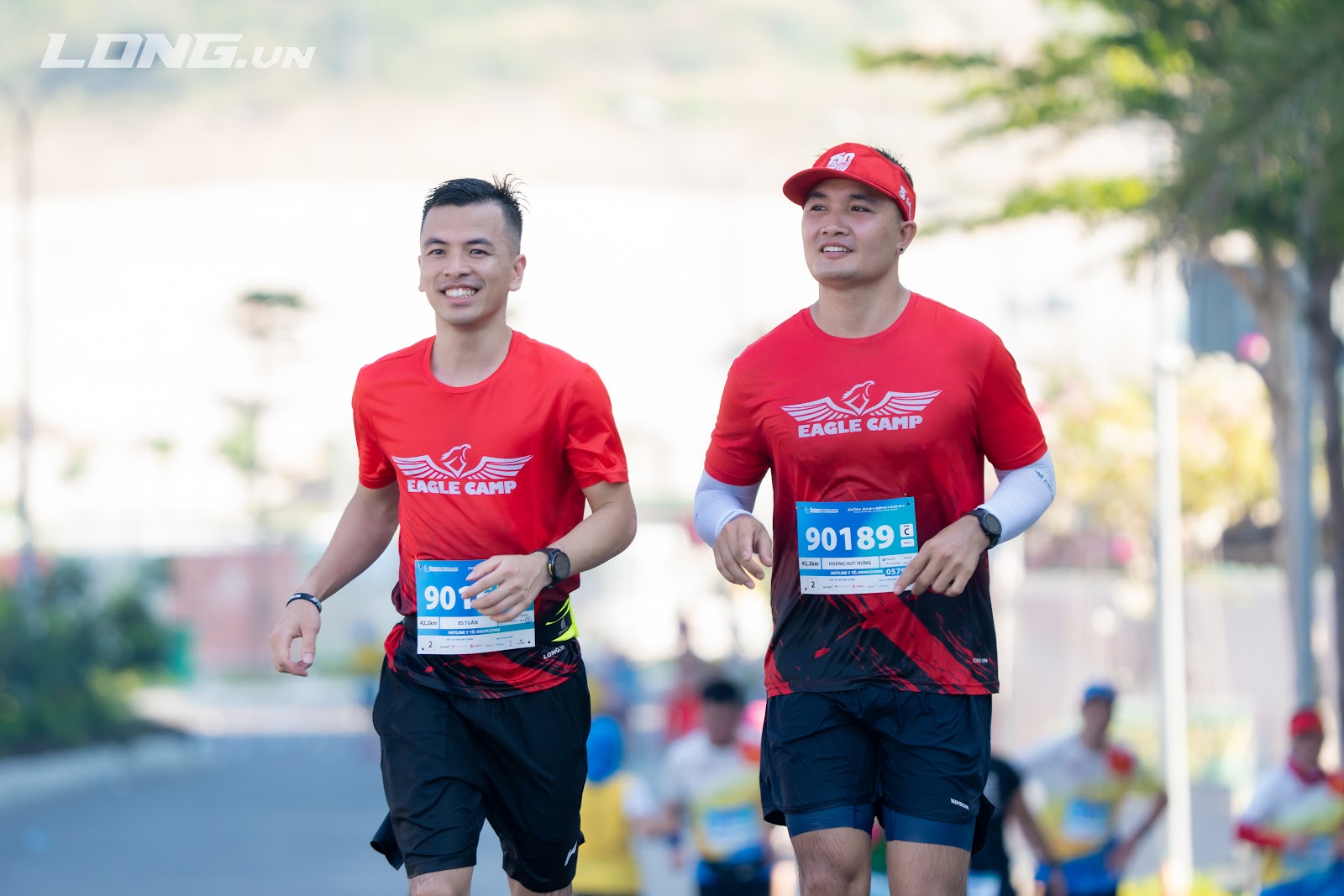 BS. Hoàng Văn Tuấn chạy marathon trong màu áo Eagle Camp