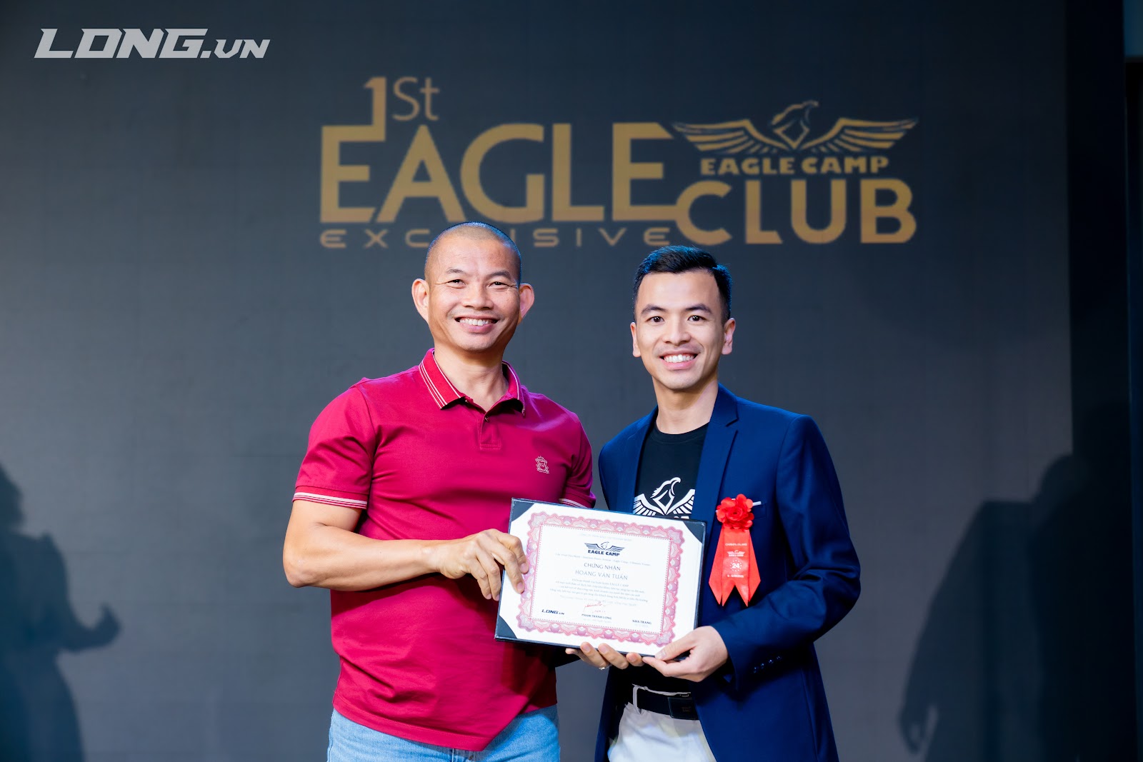 Nhận chứng nhận hoàn thành Eagle Camp từ thầy Phạm Thành Long