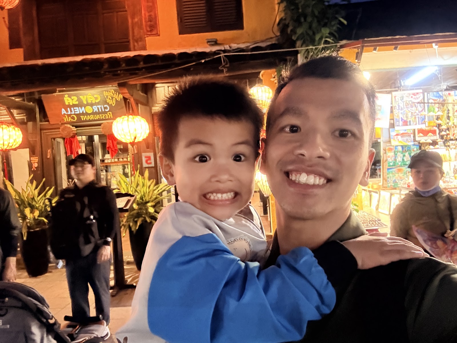 Khoảnh khắc đời thường cùng con trai ở Hội An