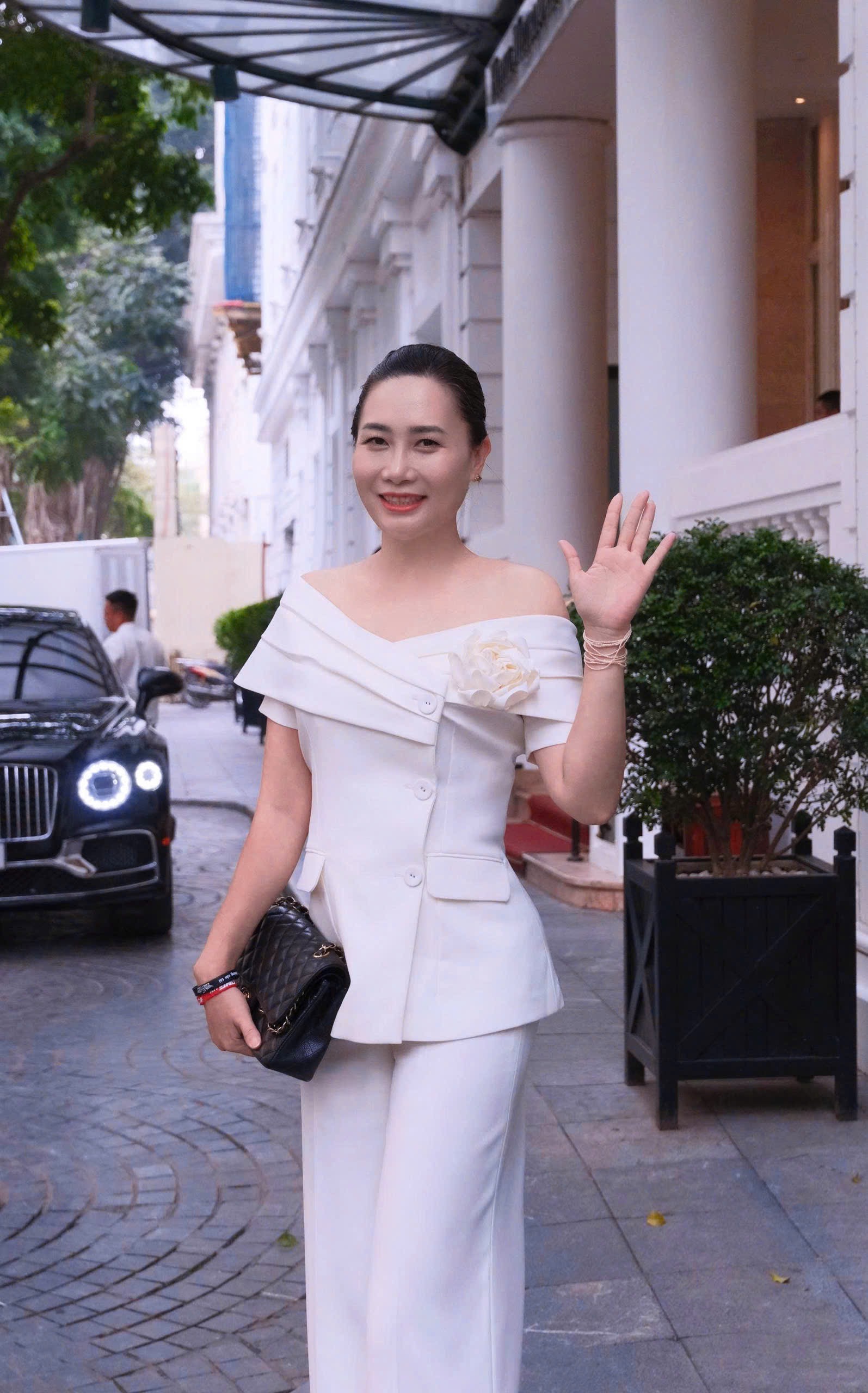 Chị Hồng Nhung Lapari trong bộ trang phục trắng thanh lịch tại Hà Nội