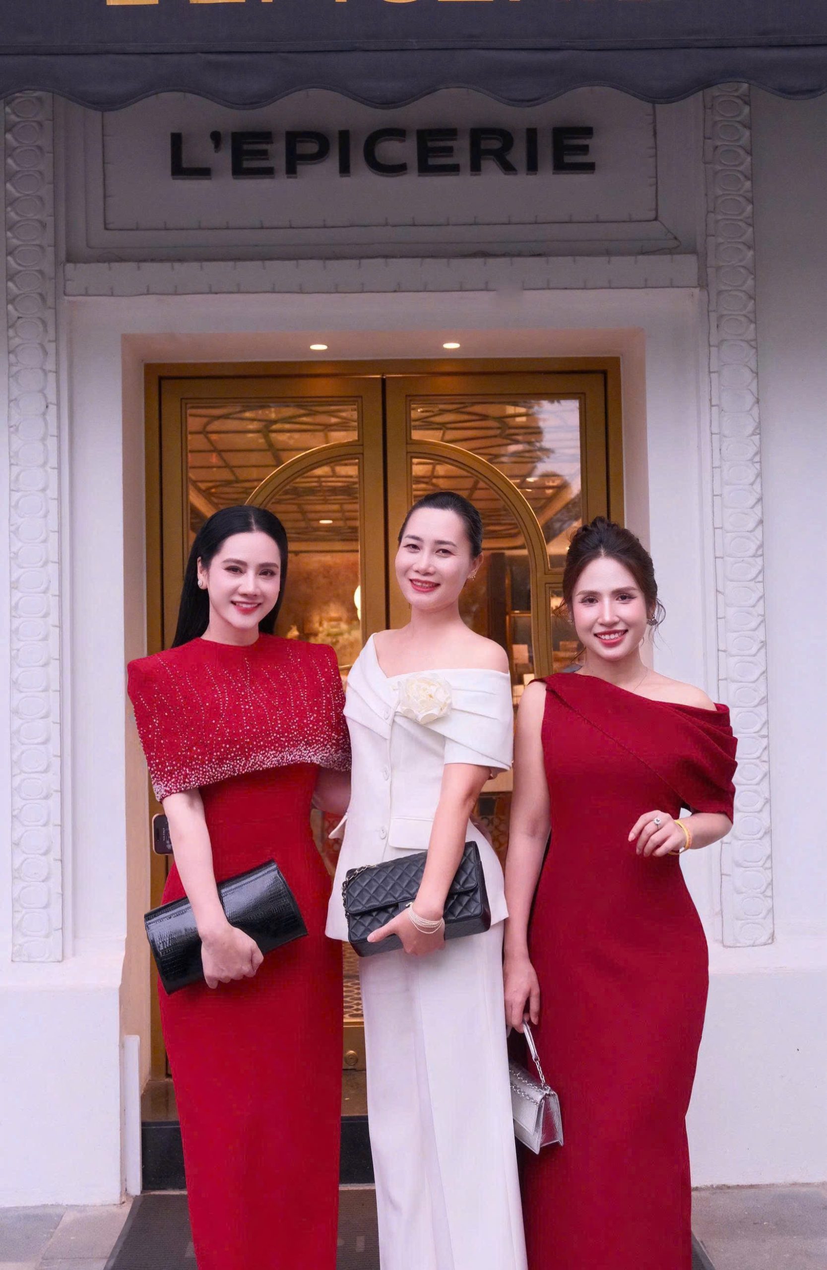 Chị Hồng Nhung Lapari cùng những người bạn tại sự kiện L'Epicerie