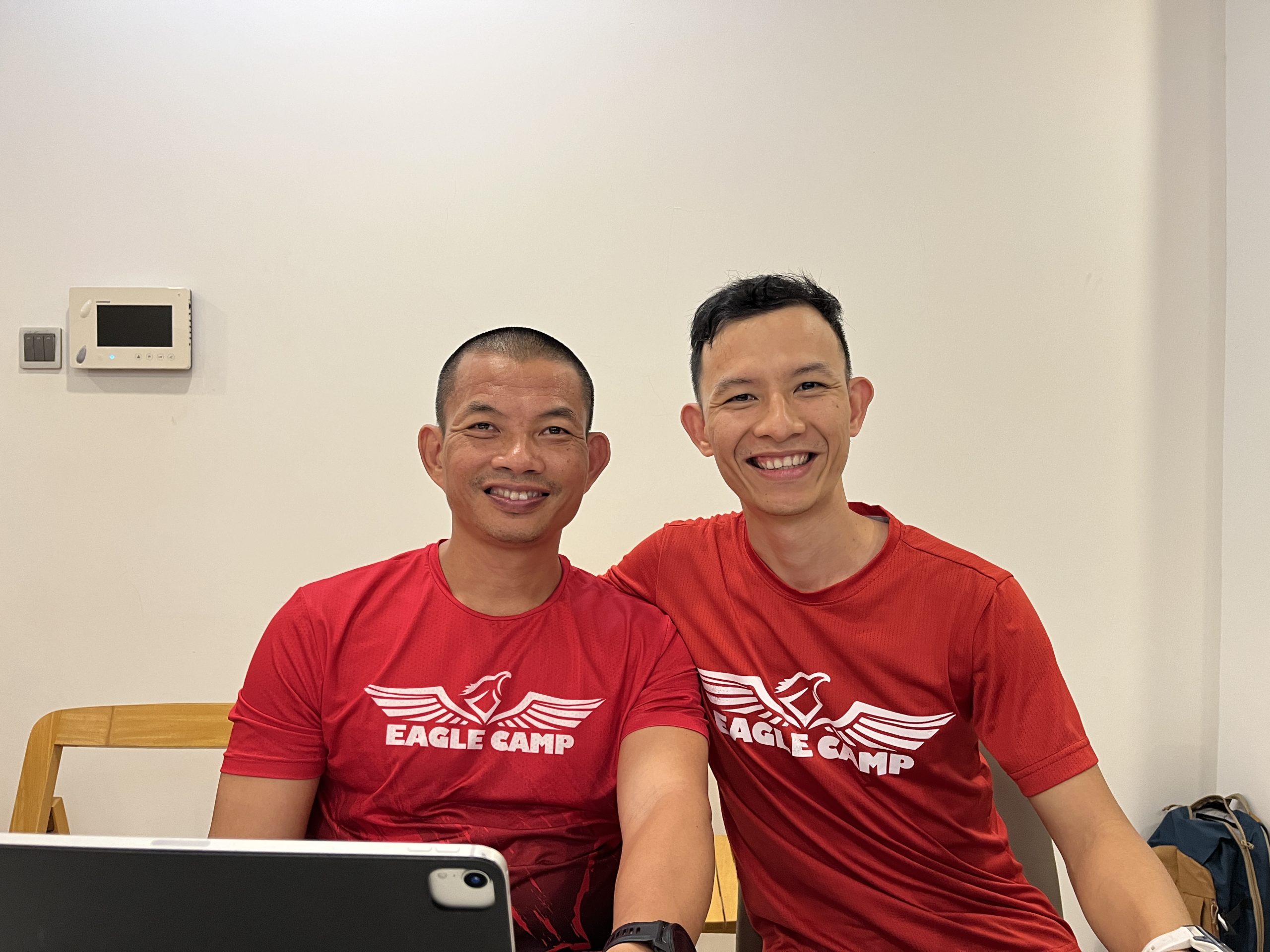 Khoa Bùi trong một buổi làm việc tại cộng đồng Eagle Camp
