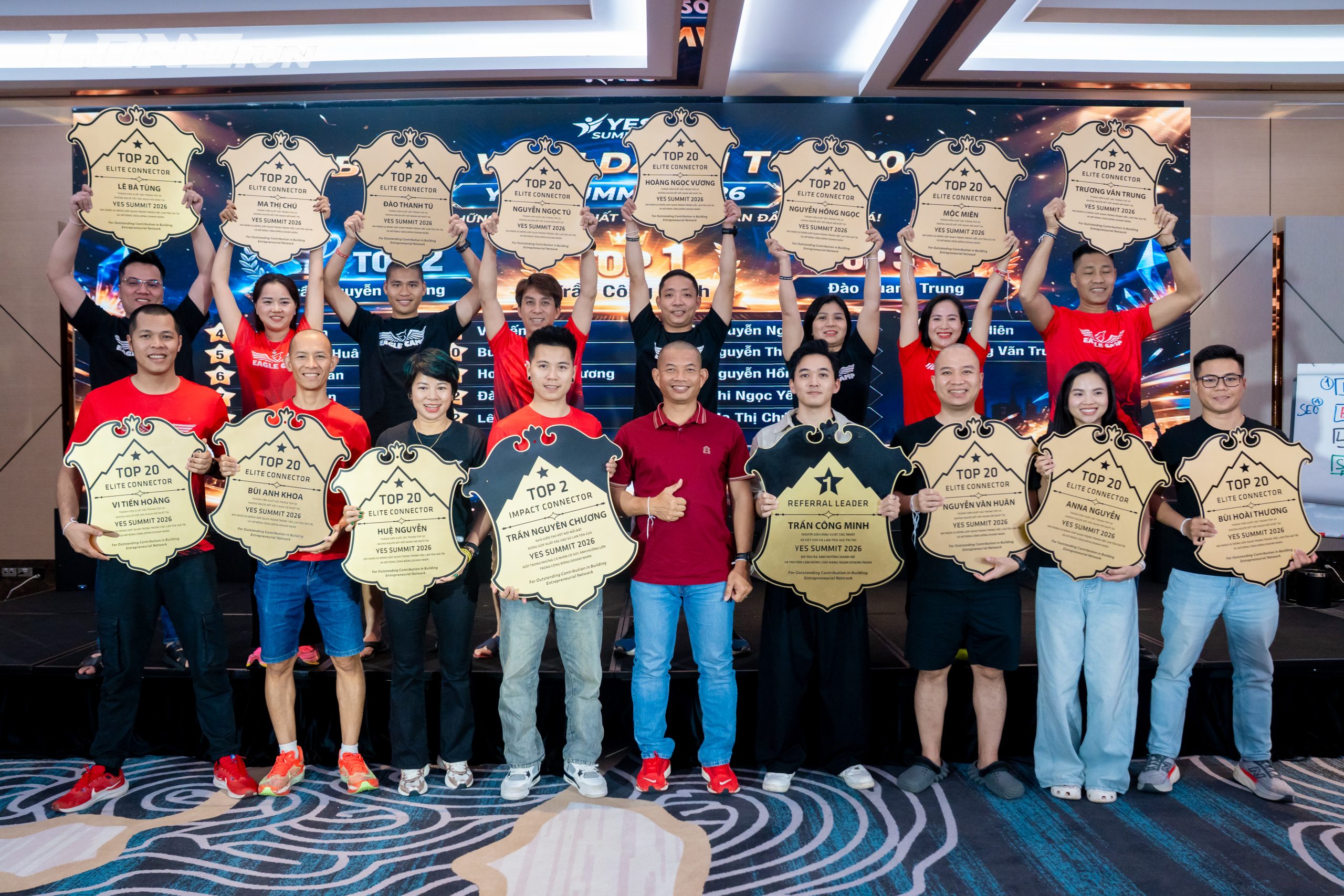 Khoa Bùi cùng các đồng môn nhận giải Top 20 Elite Connector tại YES Summit 2026 — bảng vinh danh "Bùi Anh Khoa"