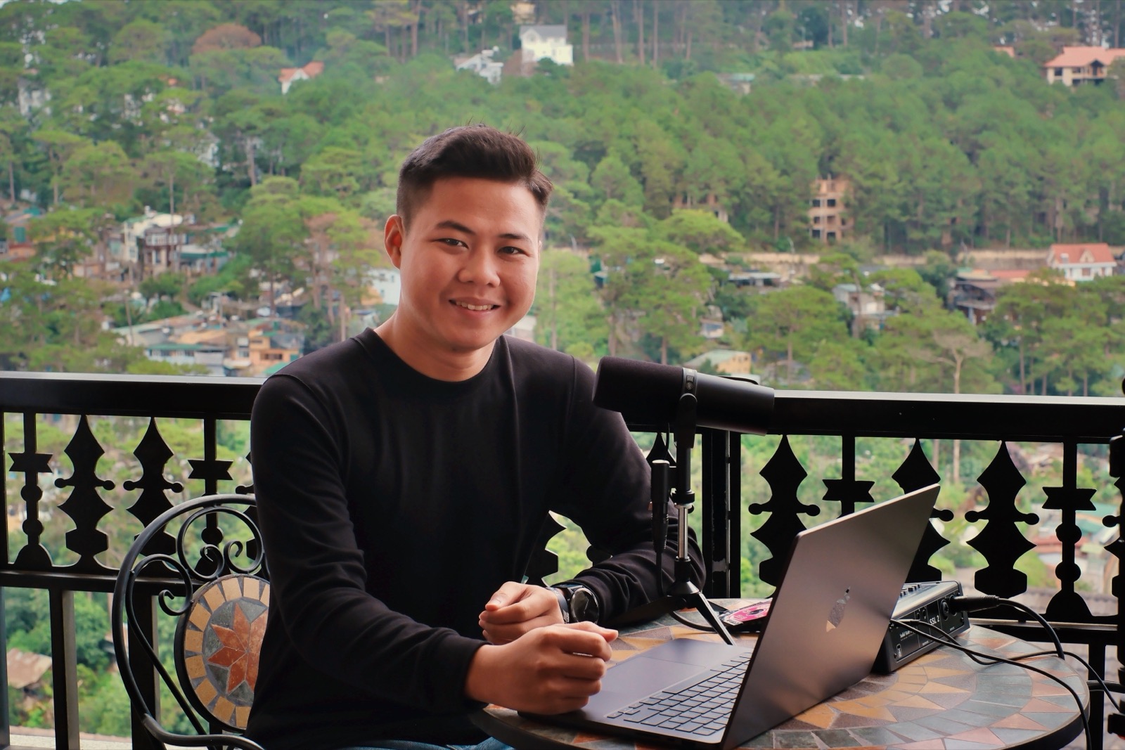 Thương Chia Sẻ làm việc tự do trên núi với laptop - thành quả của hành trình affiliate global