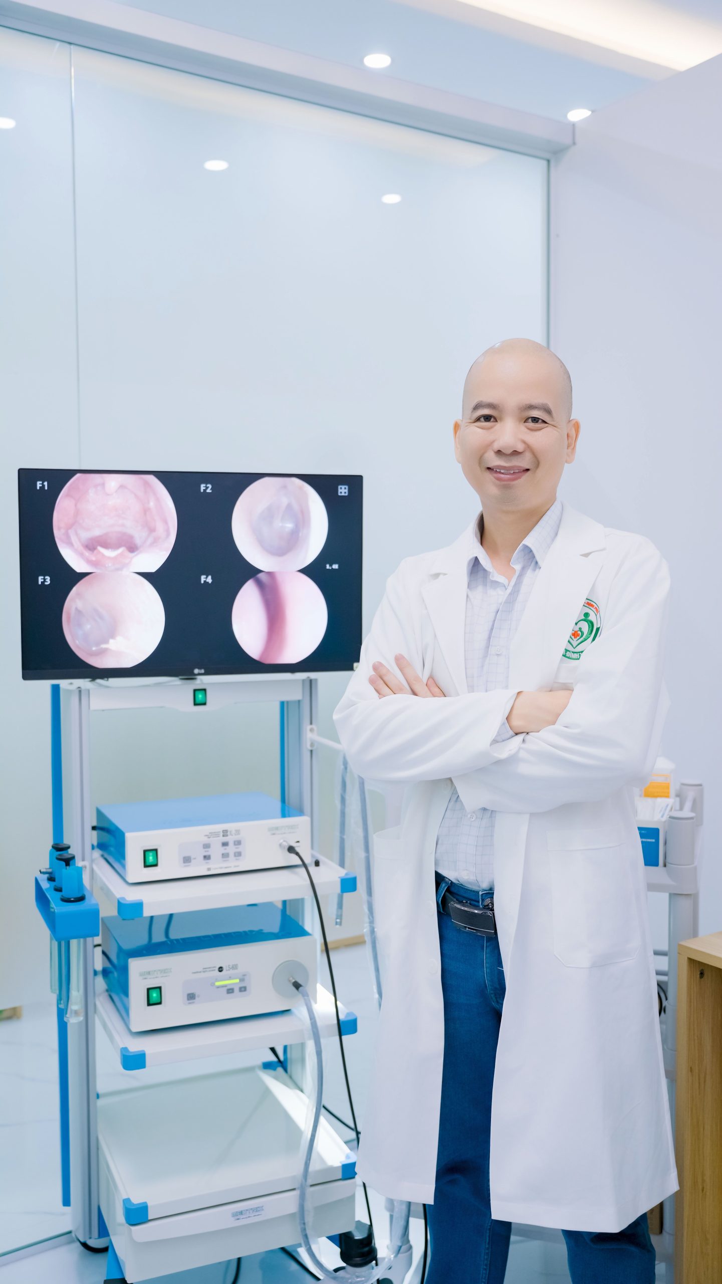 Bác sĩ Lê Xuân Dương bên hệ thống nội soi tai mũi họng tại phòng khám