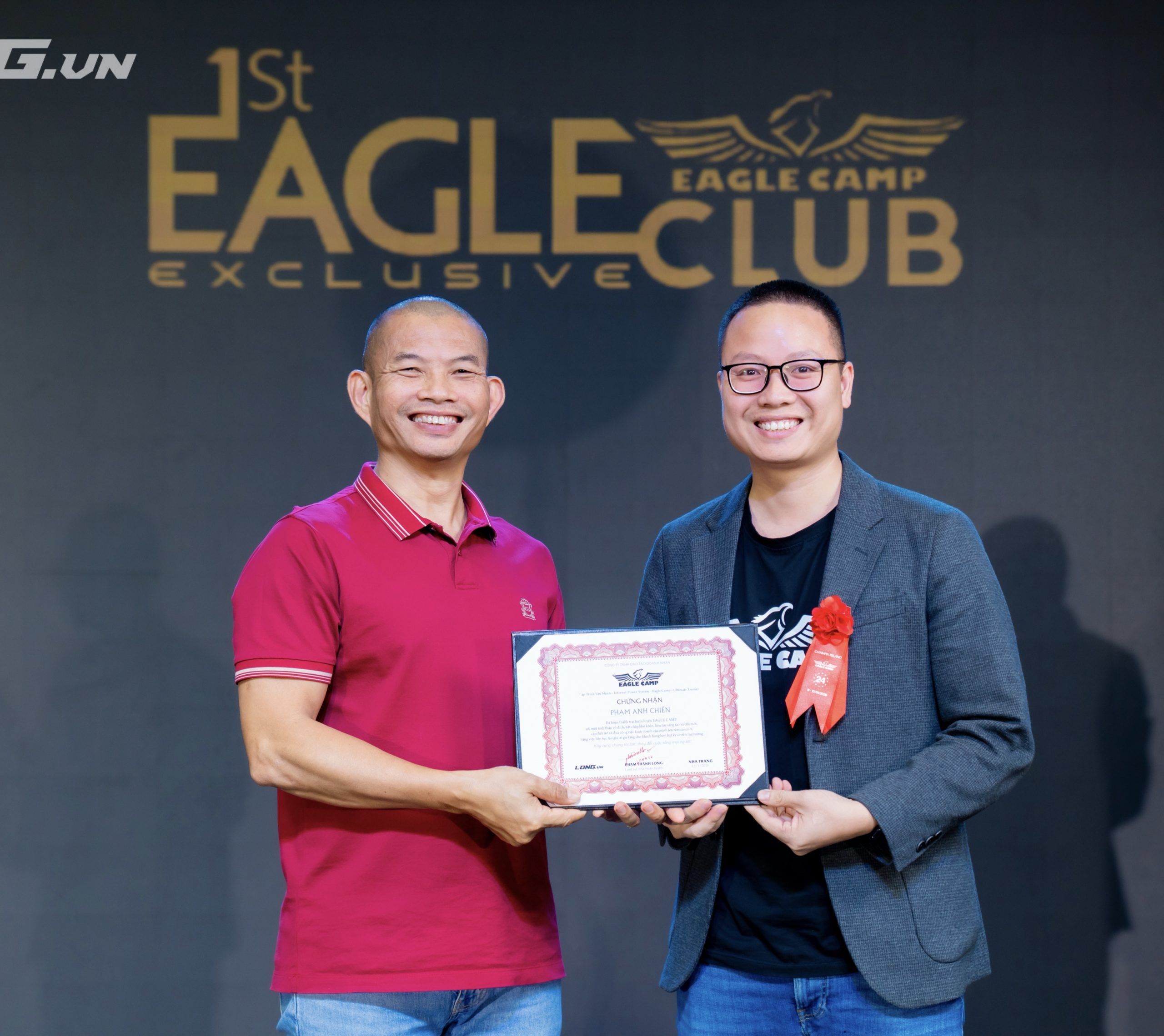 Phạm Anh Chiến nhận chứng nhận hoàn thành Eagle Camp từ thầy Phạm Thành Long tại 1st Eagle Club Exclusive