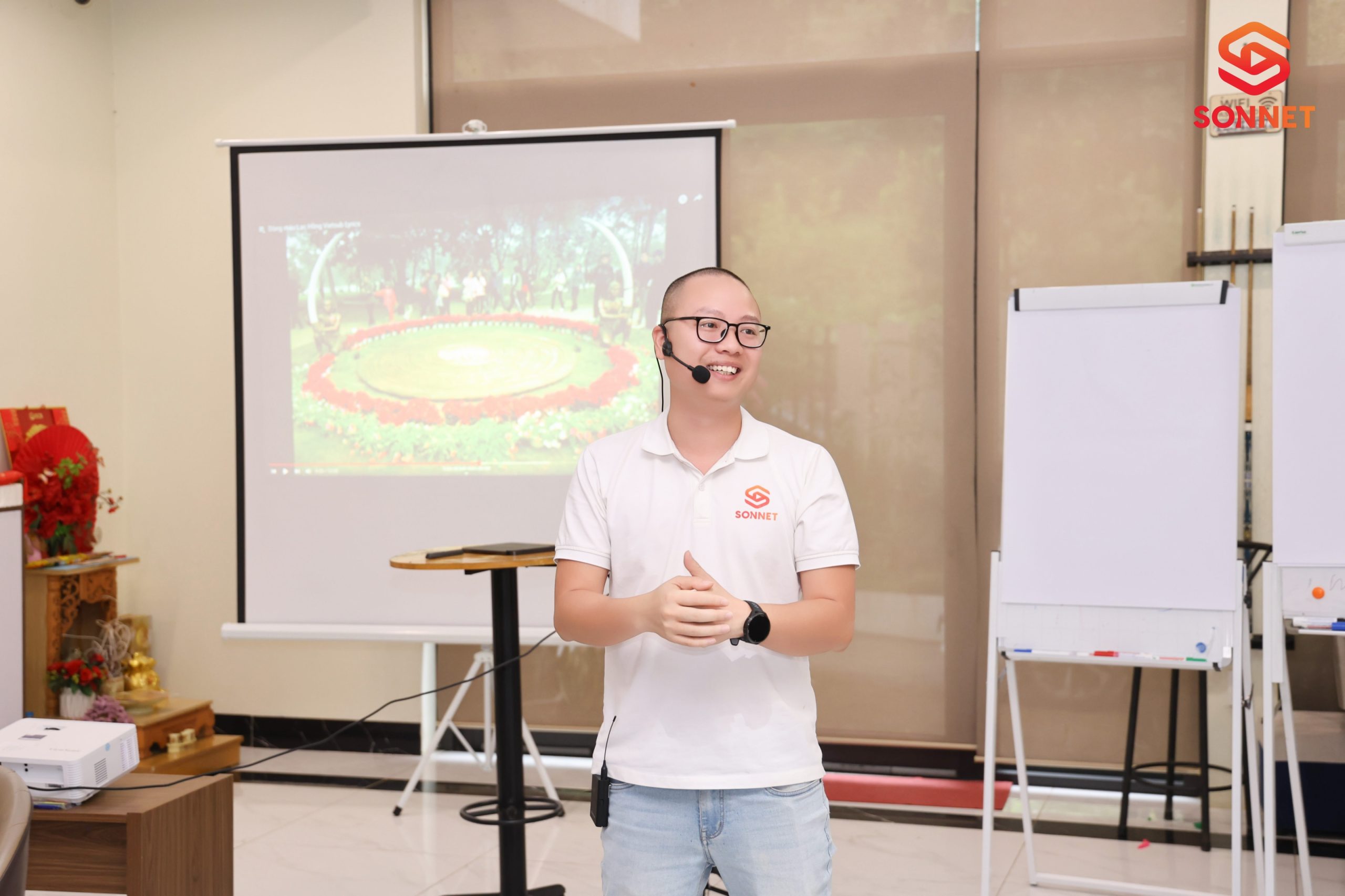 Phạm Anh Chiến đứng lớp đào tạo tại Sonnet Group