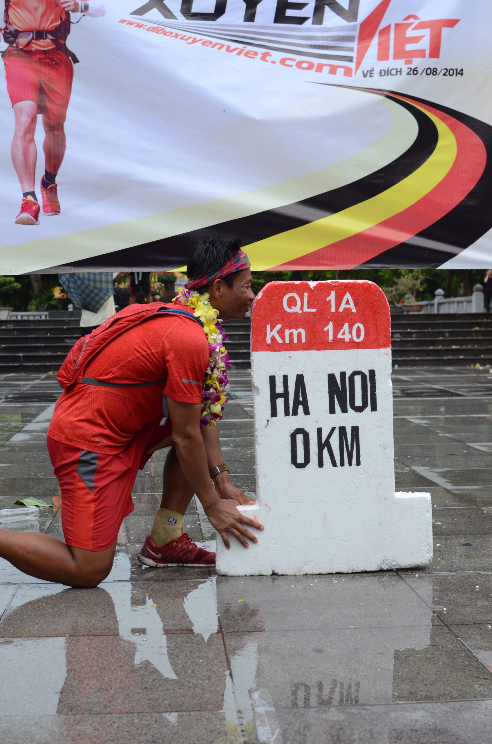 Phạm Thành Long đi bộ xuyên Việt 2014