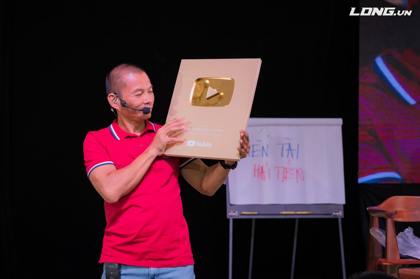 Phạm Thành Long nhận Nút Vàng YouTube
