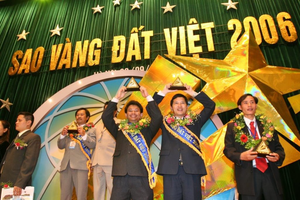 Phạm Thành Long nhận giải thưởng Sao Vàng Đất Việt