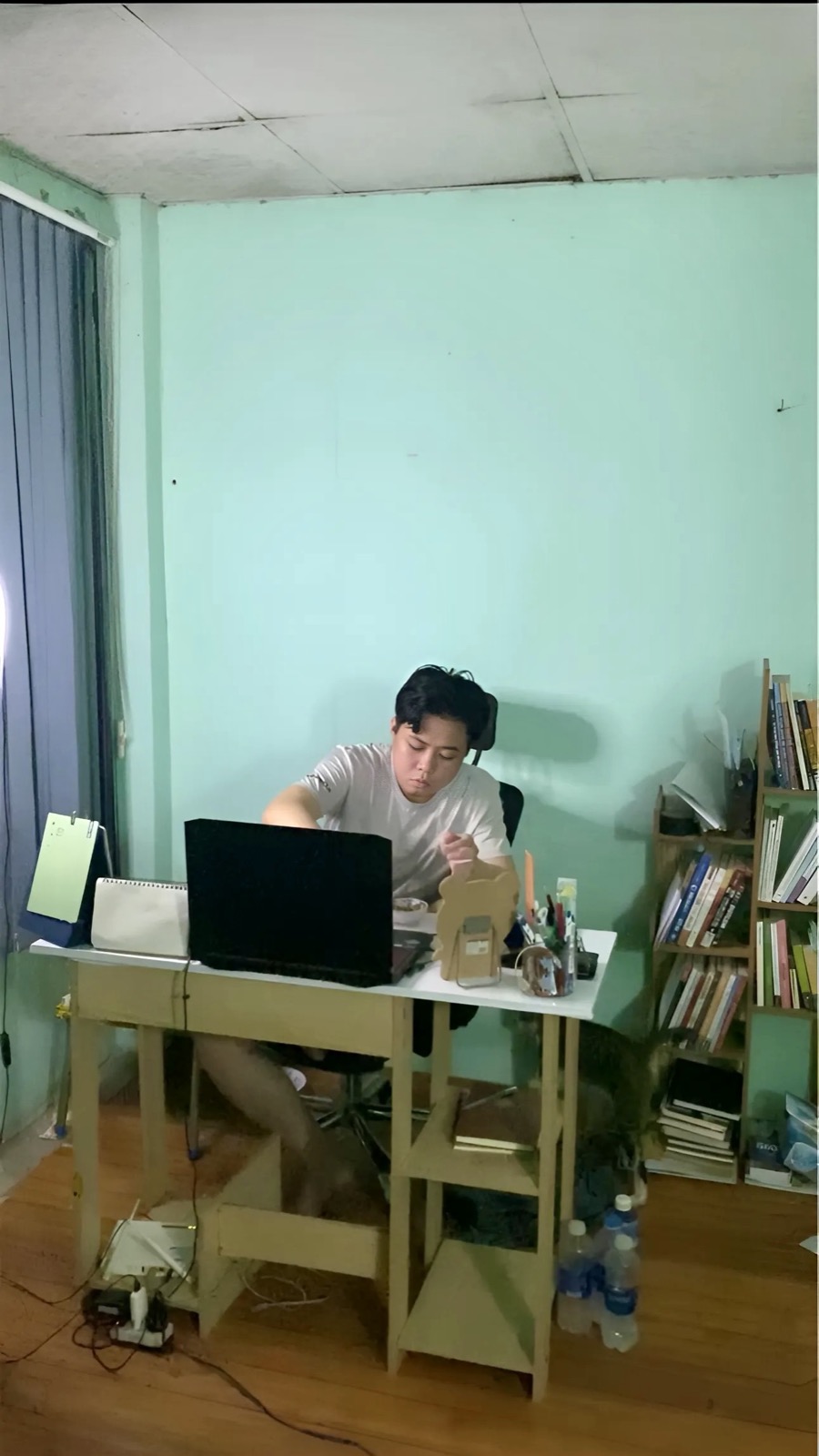 Góc làm việc trong phòng trọ những ngày đầu khởi nghiệp online của Thương Chia Sẻ